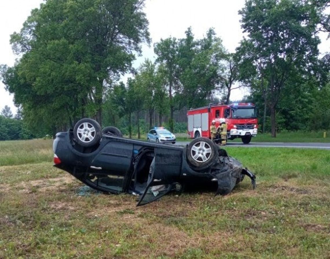 Samochód w Celinach dachował,  73-latek trafił do szpitala