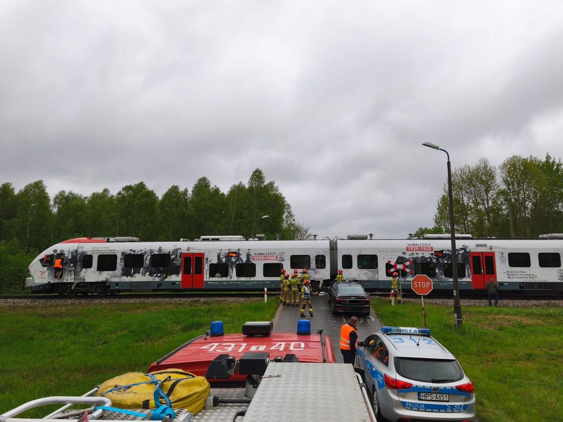 Samochód wjechał pod pociąg Samochód wjechał pod pociąg