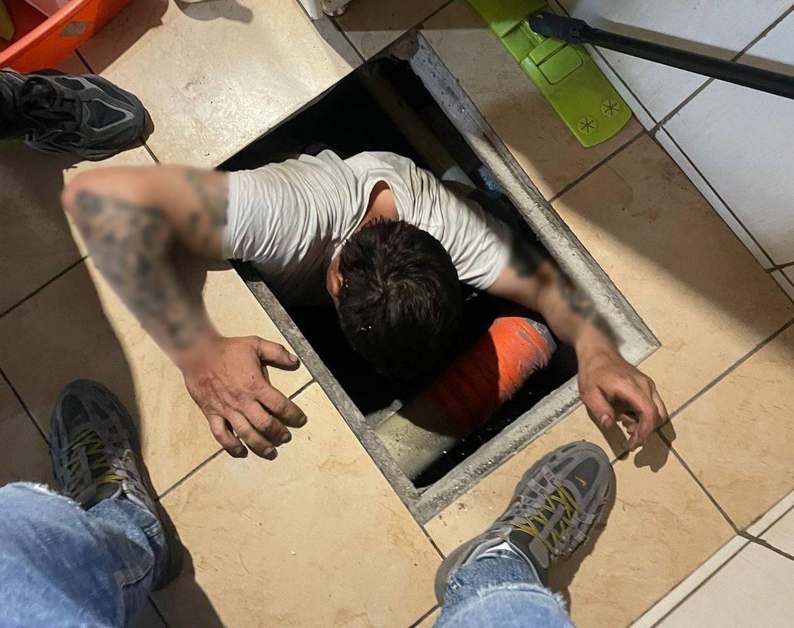 Schował się przed policją pod podłogą Schował się przed policją pod podłogą