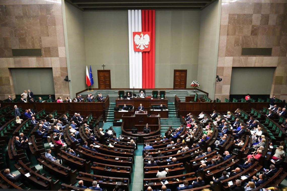 Sejm uchwalił nowelizację ustawy podwyższającą świadczenie 500 plus do 800 zł