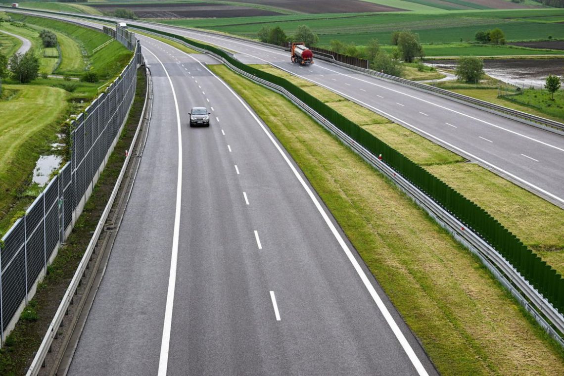 Sejm za ustawą znoszącą opłaty autostradowe i zakazującą wyprzedzania się ciężarówek na autostradach