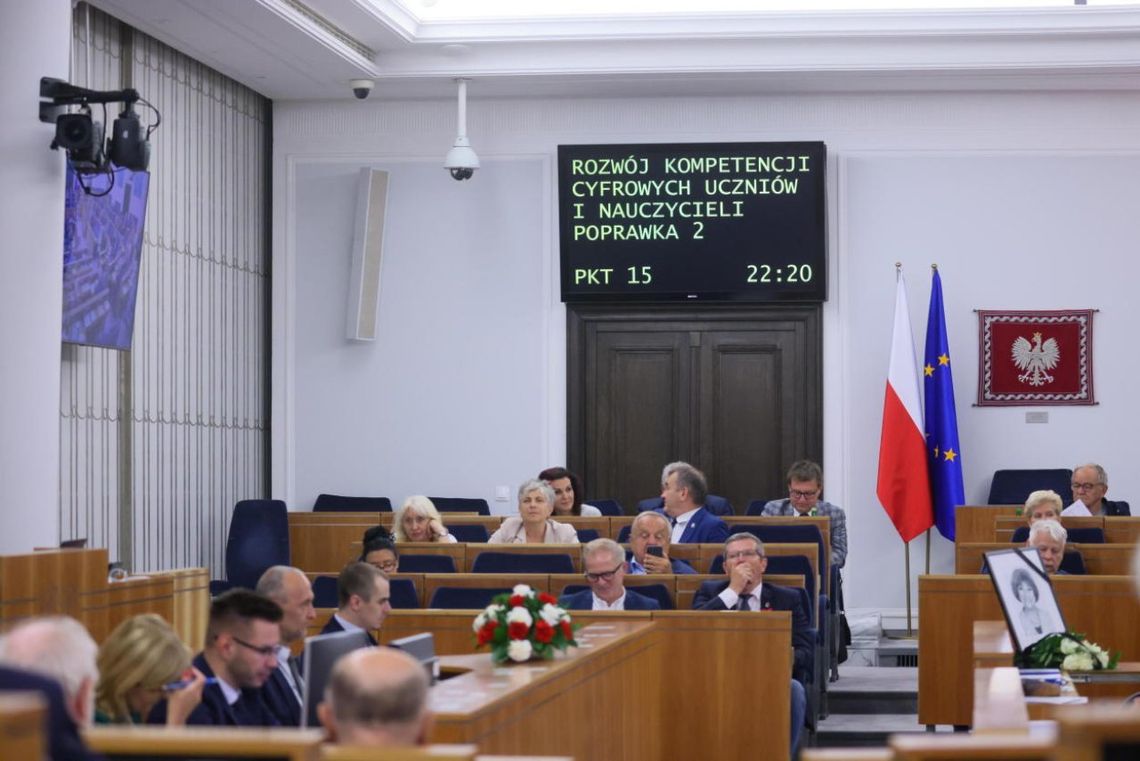 Senat przyjął poprawki do ustawy o laptopach dla uczniów i bonach dla nauczycieli