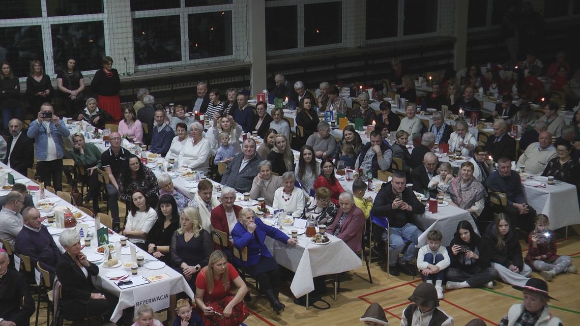 Seniorzy w Mniowie dzielili się opłatkiem Seniorzy w Mniowie dzielili się opłatkiem