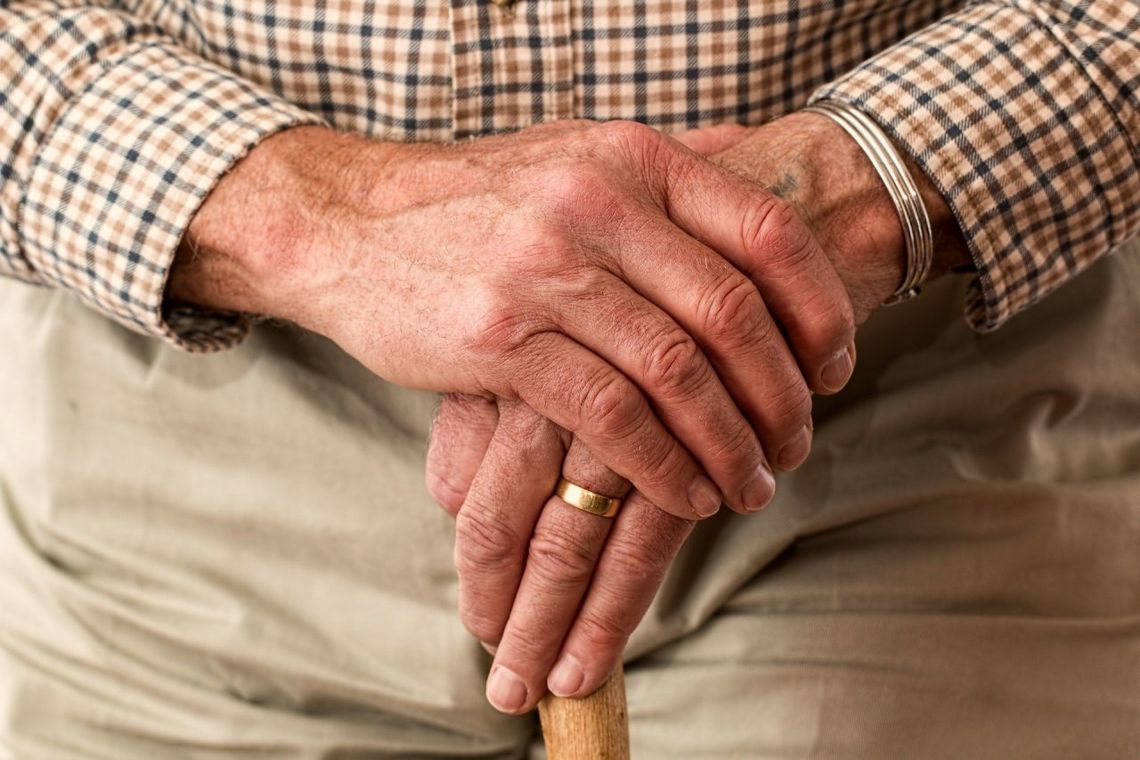 Seniorzy zostający w domach uzyskają pomoc przez darmową infolinię