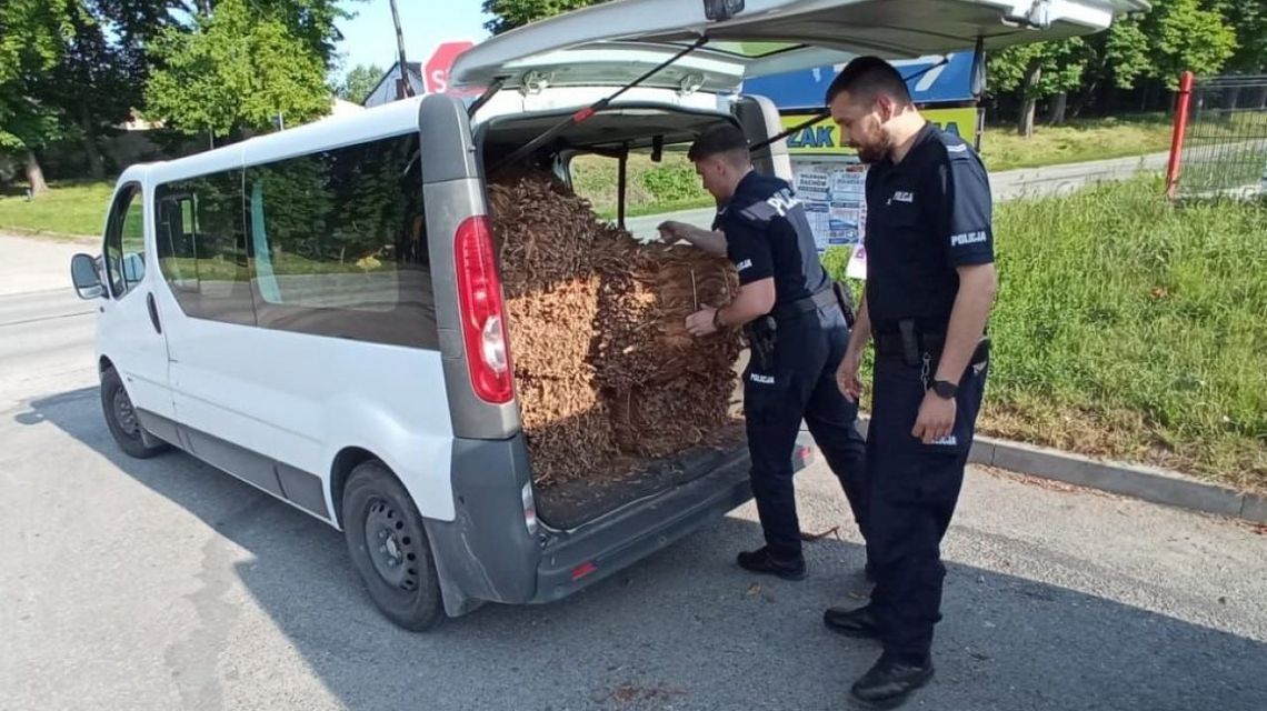 Setki kilogramów kontrabandy w dostawczaku