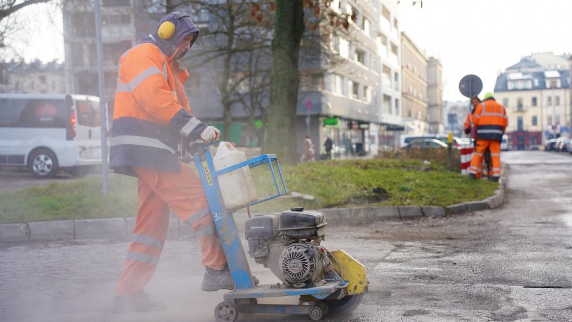 Służby drogowe naprawiają ubytki na kieleckich ulicach 