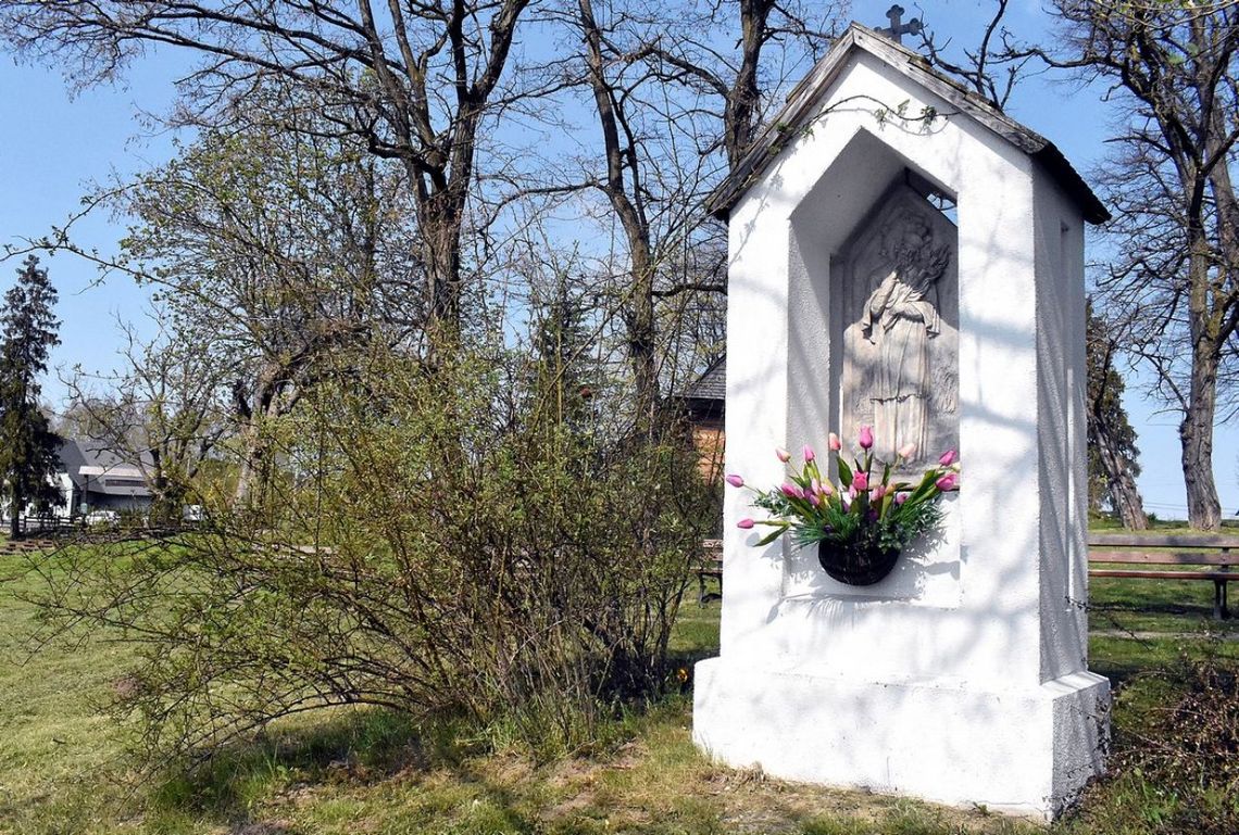 Śpiewy majowe pod kapliczką na Żeromszczyźnie w każdą sobotę