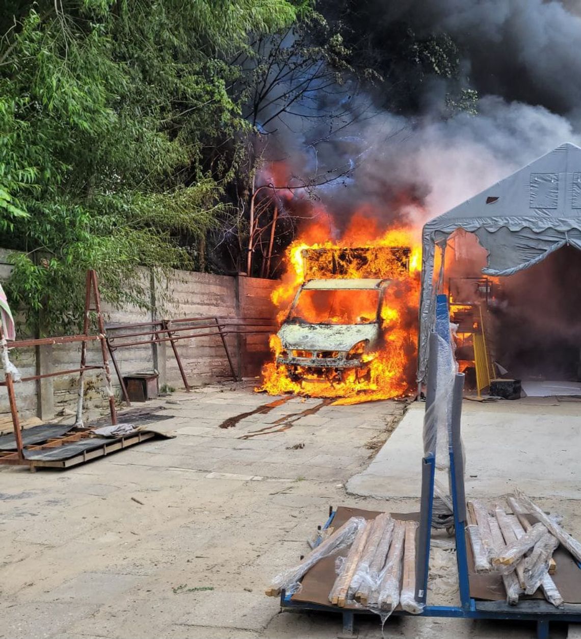 Spłonął samochód dostawczy i część hali produkcyjnej