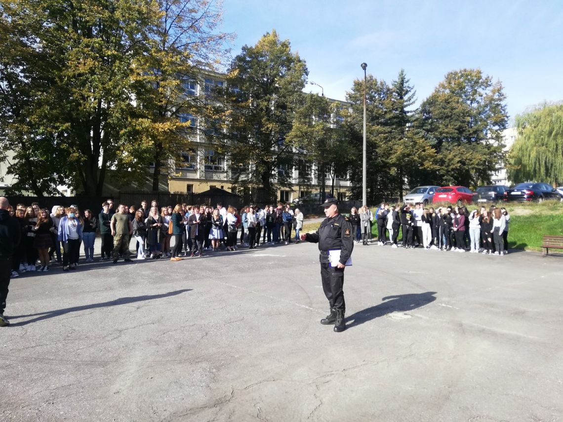 Strażacy pomagali w przeprowadzaniu ewakuacji w budynkach oświatowych