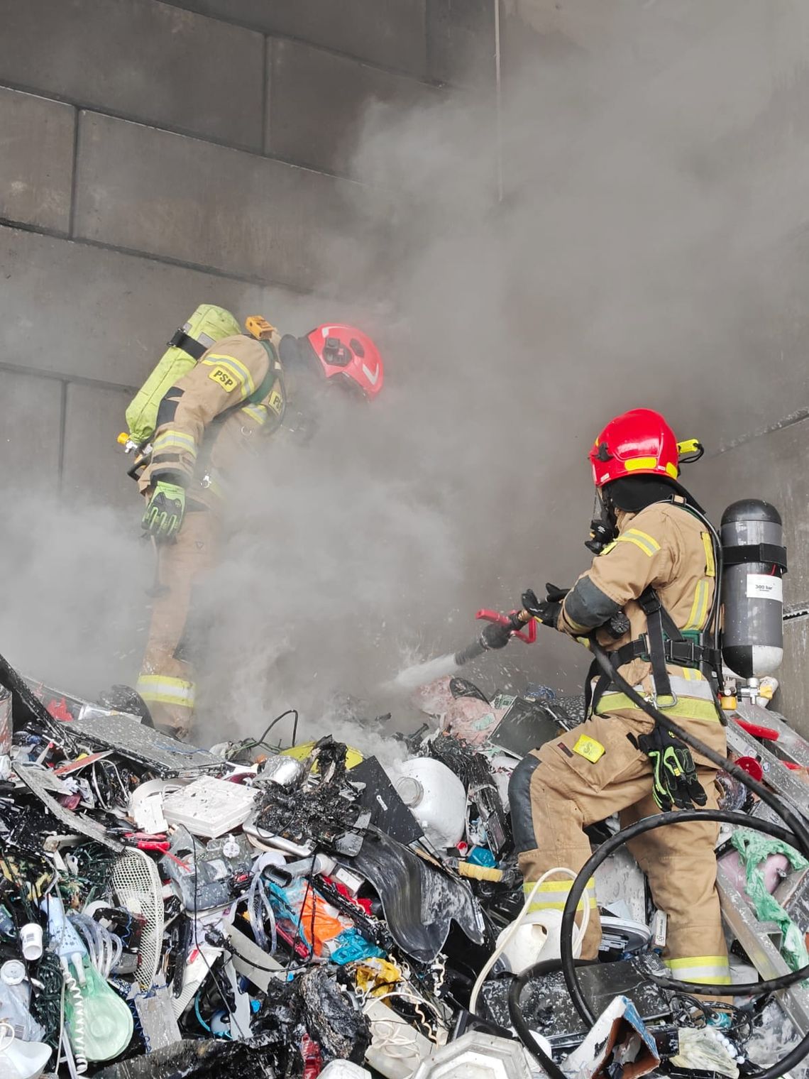 Strażacy walczyli z ogniem na terenie zakładu recyklingu
