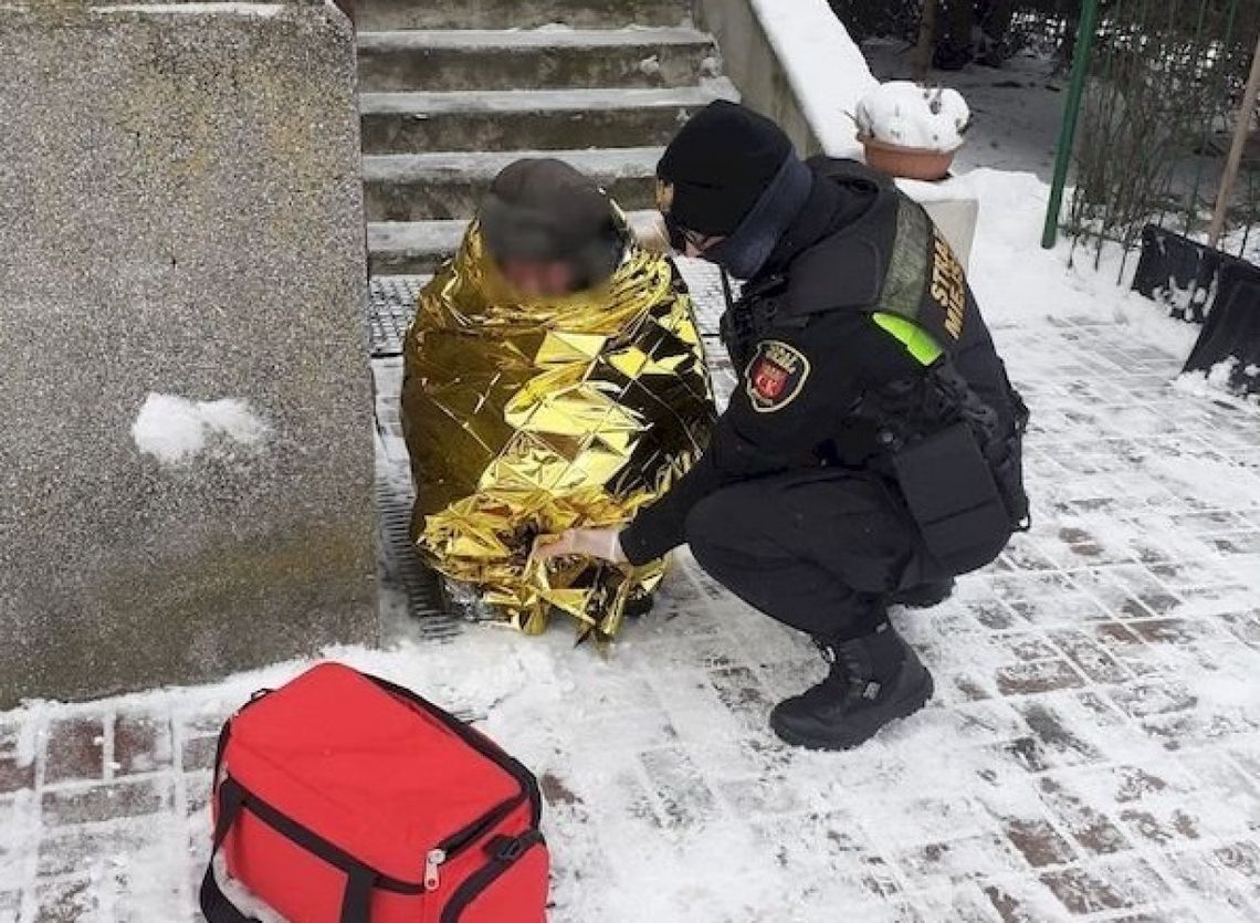Strażnicy miejscy uratowali mężczyznę, który był bliski zamarznięcia
