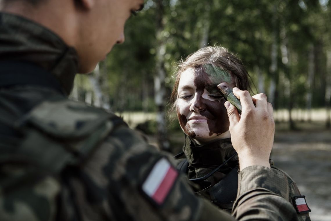 Strzelanie i ewakuacja rannego z pola walki. Za nimi sprawdzian na poligonie