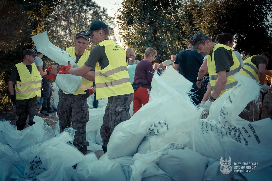 Świętokrzyscy Terytorialsi pomagają powodzianom