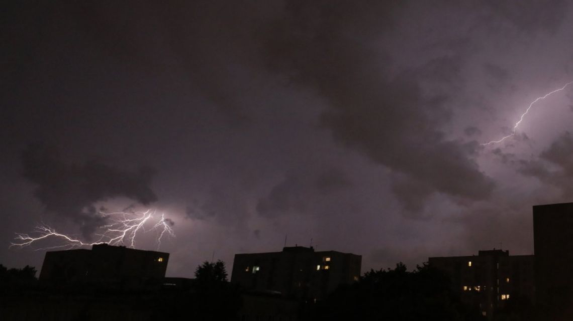 Synoptyk IMGW: Burze z gradem; ulewy do 35 l na metr kwadratowy mogą być niebezpieczne