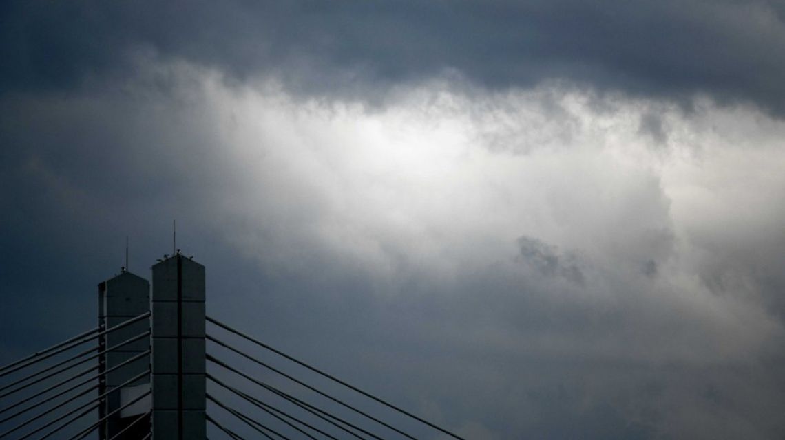 Synoptyk IMGW: piątek przeważnie bez upałów; po południu burze