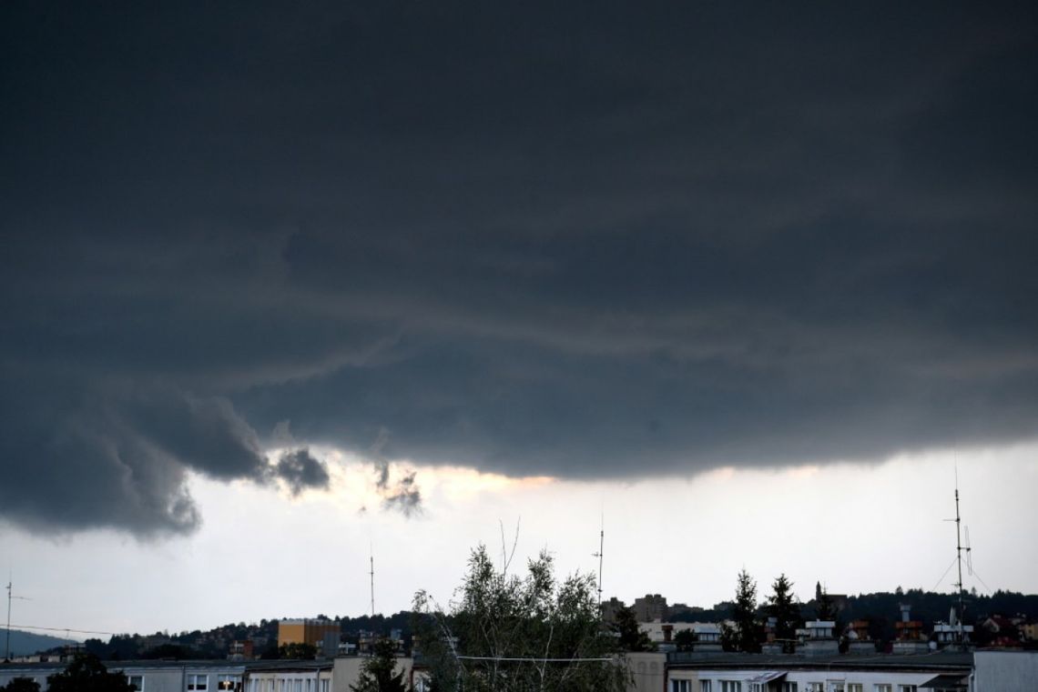 Synoptyk IMGW: W niedzielę deszcz w całym kraju; burze na południowym wschodzie