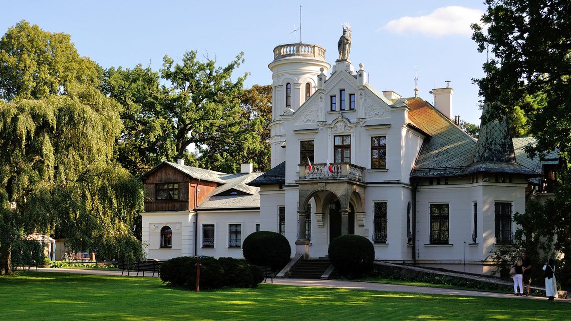 Szabla Sienkiewicza w Pałacyku w Oblęgorku na wystawie o belle époque