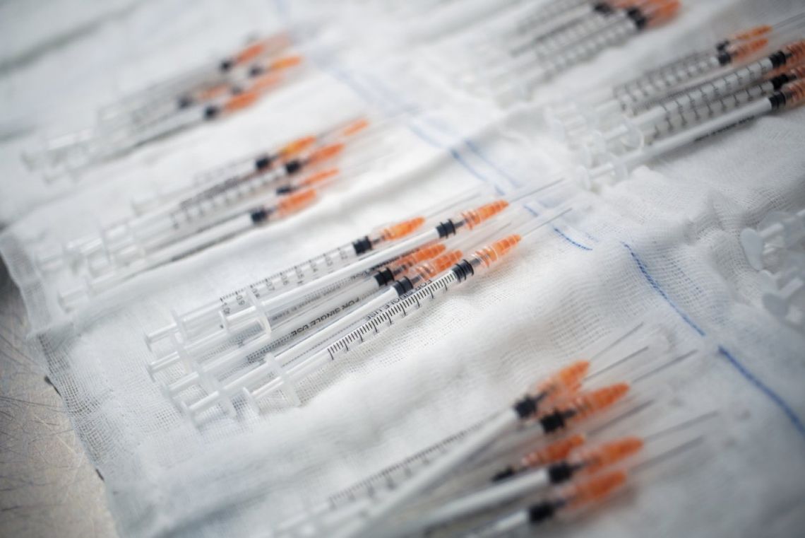 Szczepienia przeciw COVID-19 – transport i infolinia dla mieszkańców