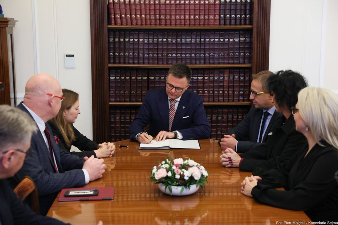 Szymon Hołownia podpisał rezygnację z funkcji marszałka Sejmu Szymon Hołownia podpisał rezygnację z funkcji marszałka Sejmu