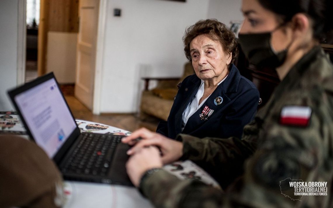 Terytorialsi wspierają seniorów w szczepieniach Terytorialsi wspierają seniorów w szczepieniach