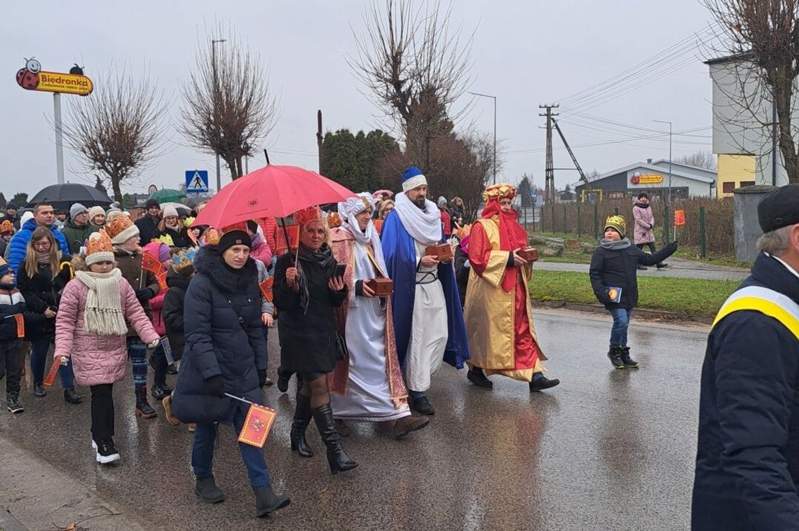 Tłumy wiernych mimo deszczu i radosne kolędowanie ulicami miasta