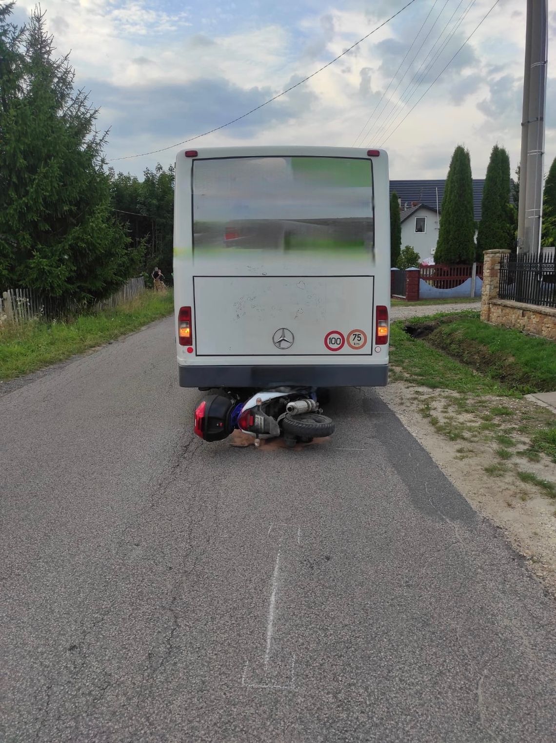 Tragiczny wypadek w gminie Mniów - nie żyje kierowca motoroweru