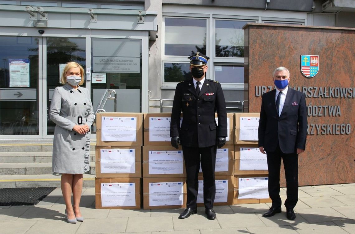 Tysiące maseczek dla strażaków od władz województwa