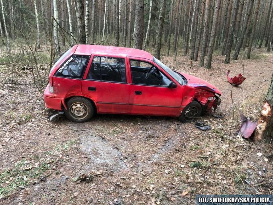 Uciekając przed policją uderzył w drzewo