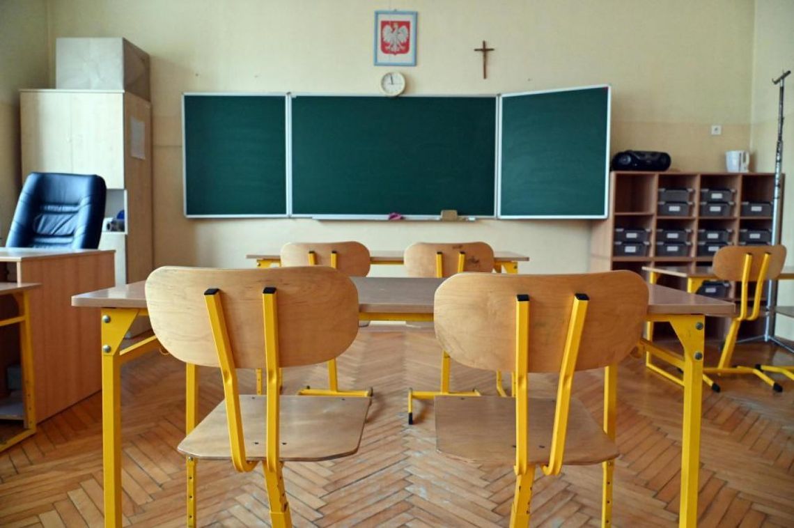 Uczniowie klas IV-VIII szkół podstawowych i ponadpodstawowych wracają do nauki stacjonarnej