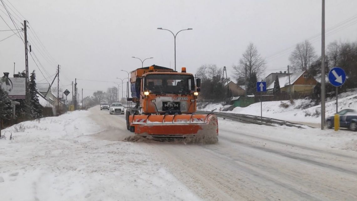 Ulice są najpierw odśnieżane przy użyciu pługów