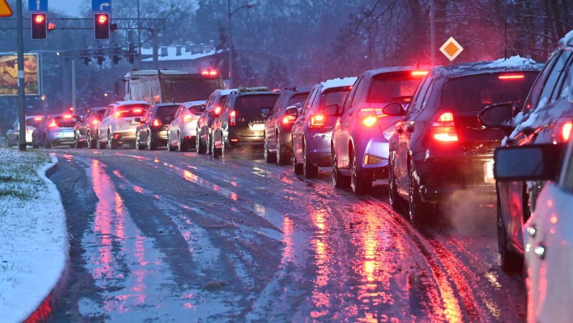 Uwaga świętokrzyscy kierowcy! Marznący deszcz i śliska nawierzchnia na drogach