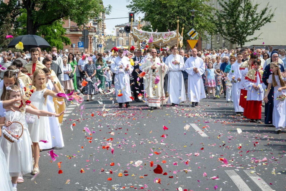 W Kościele katolickim w czwartek przypada uroczystość Bożego Ciała W Kościele katolickim w czwartek przypada uroczystość Bożego Ciała