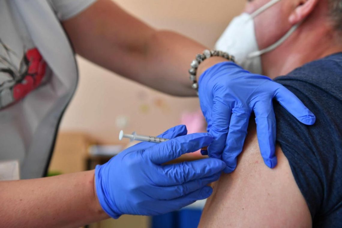 W Polsce wykonano ponad 33,8 mln szczepień; w pełni zaszczepionych jest ponad 17 mln osób