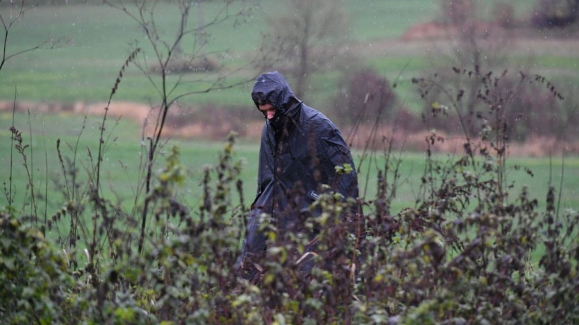 W strugach deszczu służby przeszukują teren wokół Przewodowa