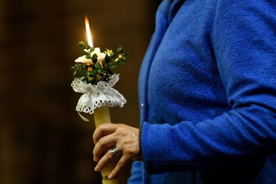 W Wielką Sobotę katolicy w kościołach święcą ogień, wodę i odnawiają przyrzeczenia chrzcielne 