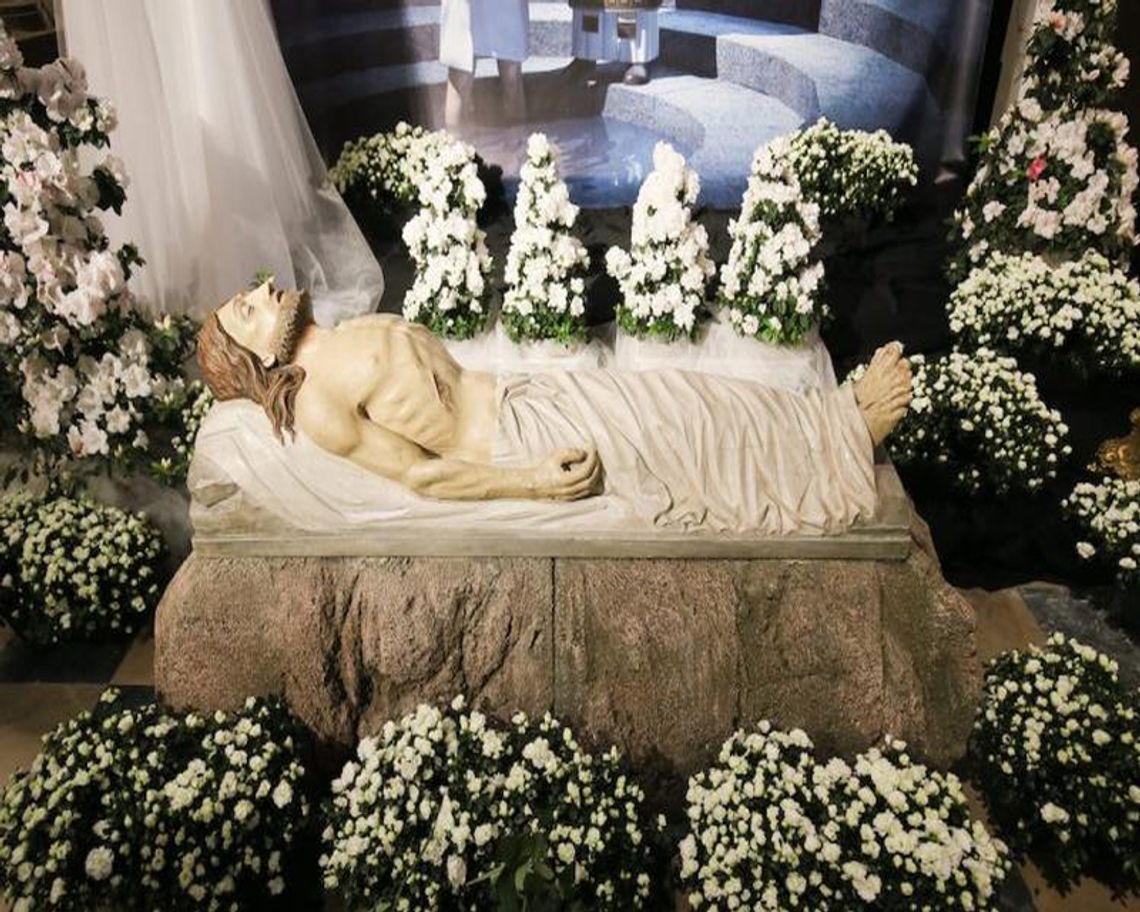 W Wielką Sobotę nie ma mszy; Wigilia Paschalna należy do Niedzieli Zmartwychwstania Pańskiego W Wielką Sobotę nie ma mszy; Wigilia Paschalna należy do Niedzieli Zmartwychwstania Pańskiego