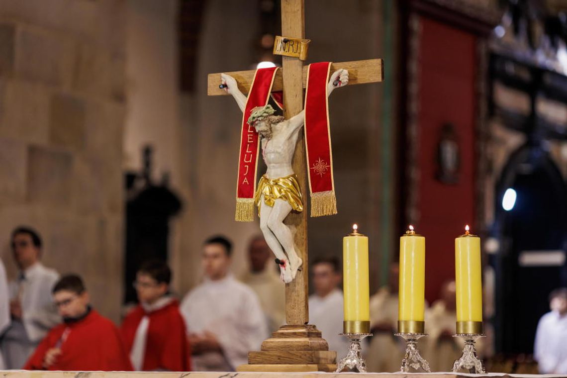 Wielka Sobota w Kościele katolickim to czas zadumy; po zmroku odbywa się liturgia Wigilii Paschalnej