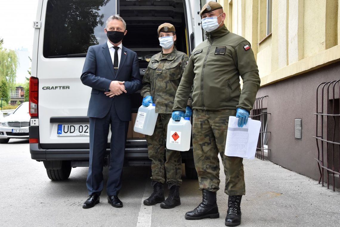 Wojewoda przekazał kolejne środki ochronne do szpitali i szkół Wojewoda przekazał kolejne środki ochronne do szpitali i szkół