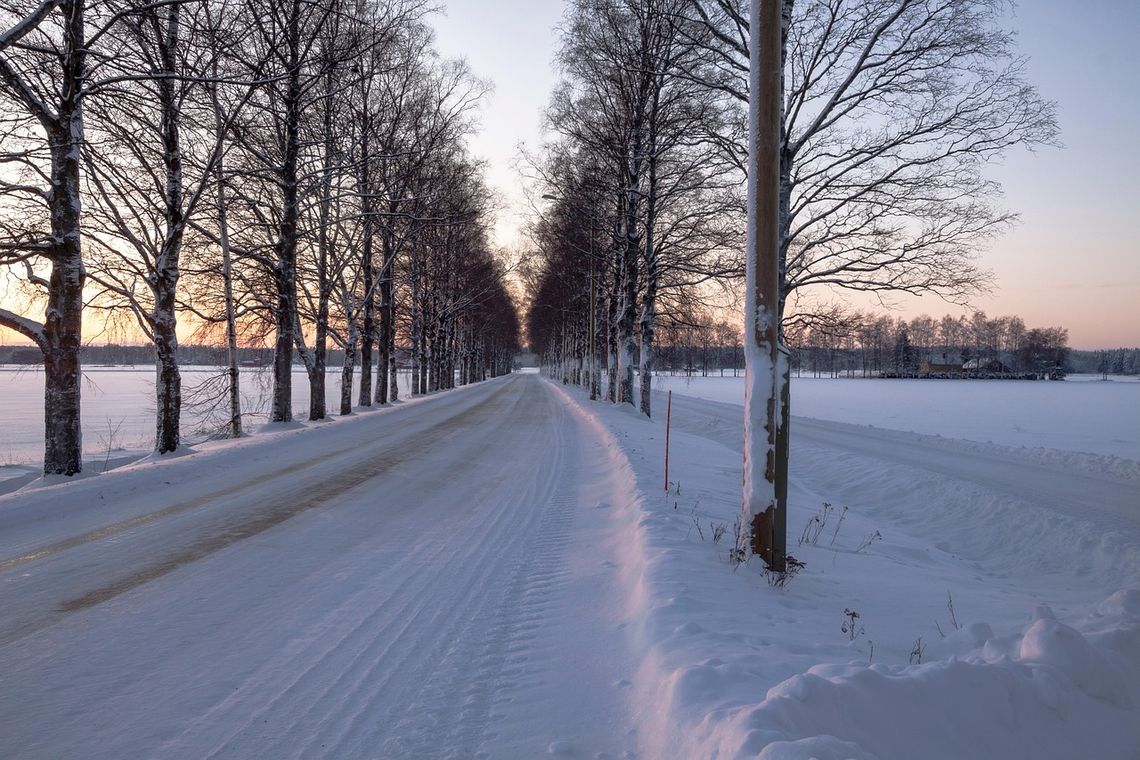 Wszystkie drogi krajowe i wojewódzkie przejezdne, ale padający śnieg utrudnia jazdę