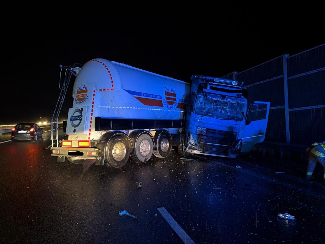 Wypadek na trasie S7 - ranny kierowca ciężarówki, utrudnienia w ruchu Wypadek na trasie S7 - ranny kierowca ciężarówki, utrudnienia w ruchu