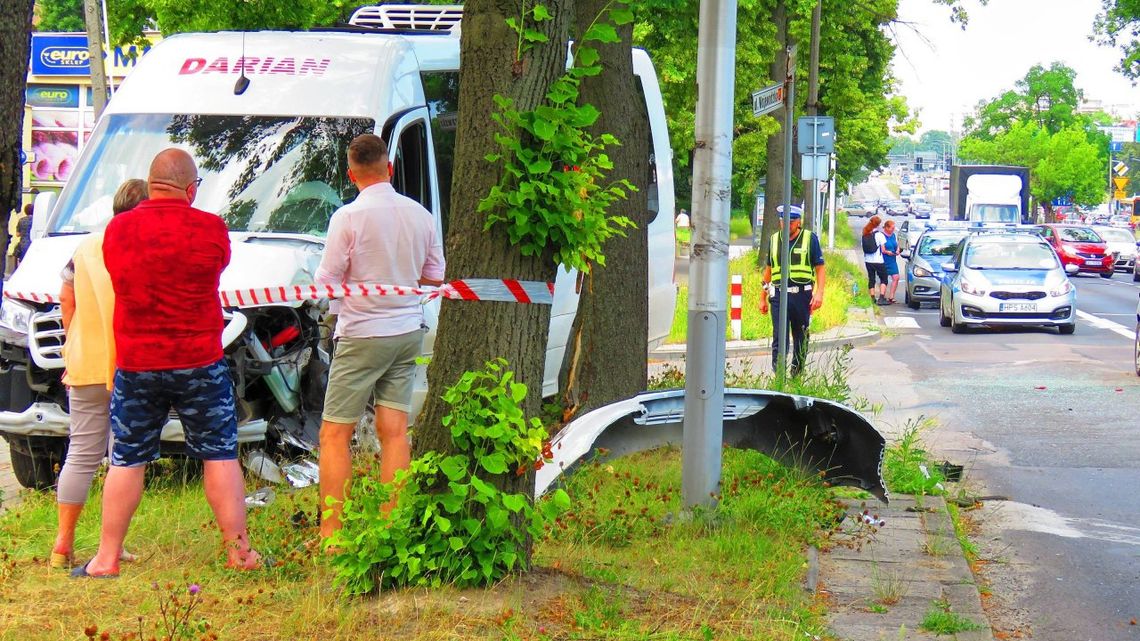 Wypadek samochodowy z udziałem busa w centrum Kielc