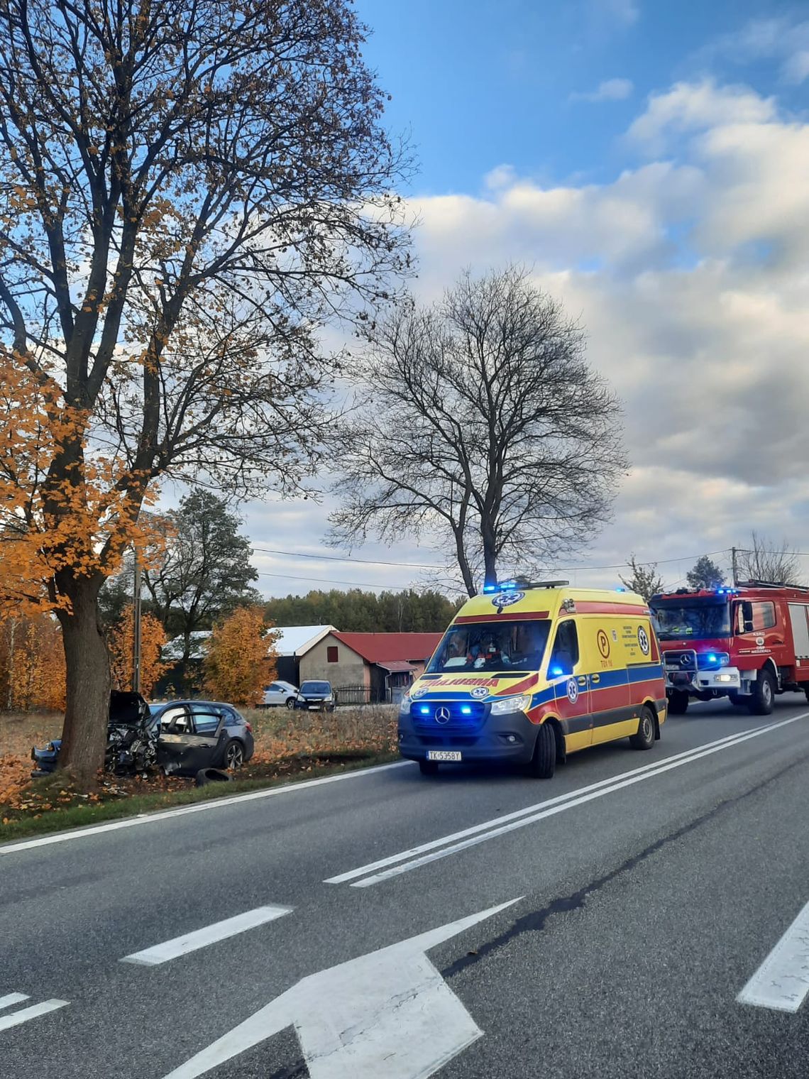 Wypadek w miejscowości Rozgół na drodze krajowej nr 74. Dwie osoby trafiły do szpitala Wypadek w miejscowości Rozgół na drodze krajowej nr 74. Dwie osoby trafiły do szpitala