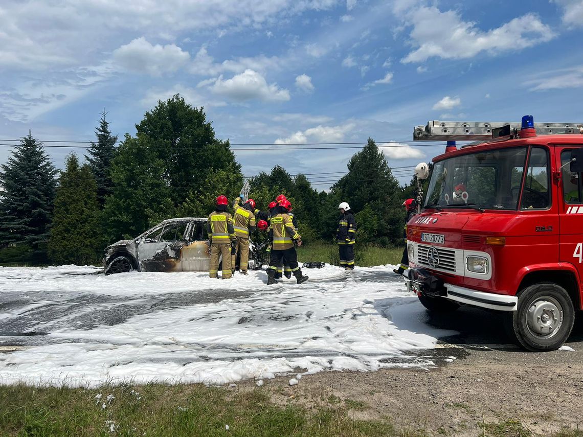 Zablokowana DK 42 w Parszowie przez pożar samochodu osobowego