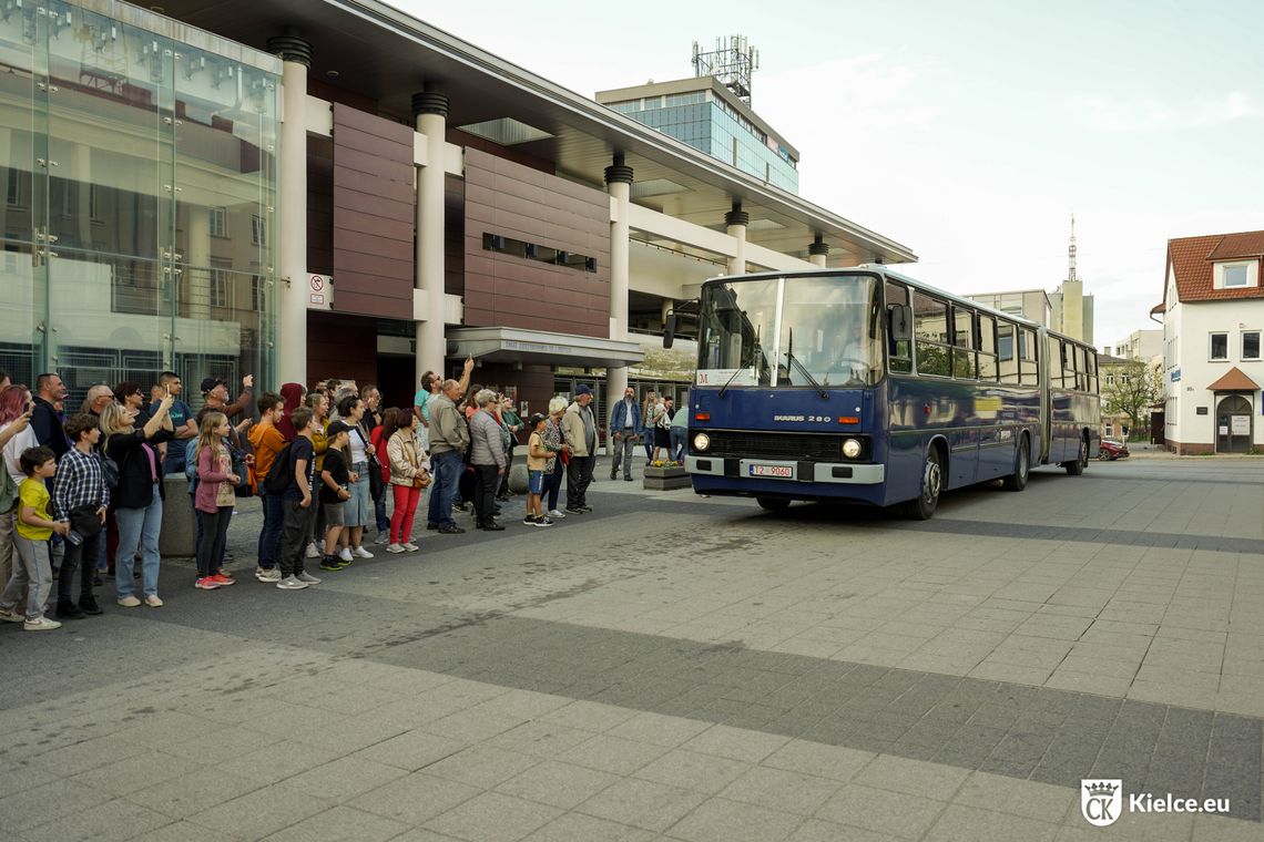 Zabytkowy Ikarus i wydłużone kursy autobusowe podczas tzw. białej nocy