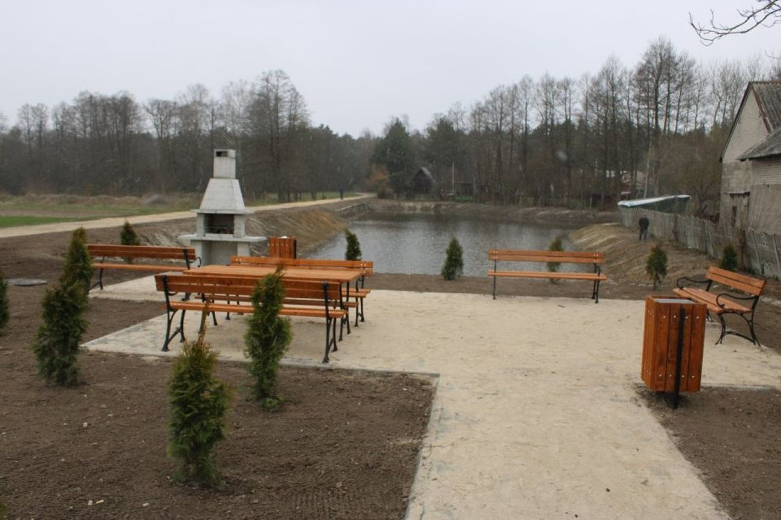 We wrześniu ubiegłego roku podpisana została umowa z wykonawcą na wykonanie zadania „Zagospodarowanie zbiorników wodnych na miejsca rekreacji i wypoczynku w terenach wiejskich gminy Małogoszcz”. Dziś odbył się odbiór techniczny inwestycji, dzięki której po wielu latach staw w Żarczycach Du...