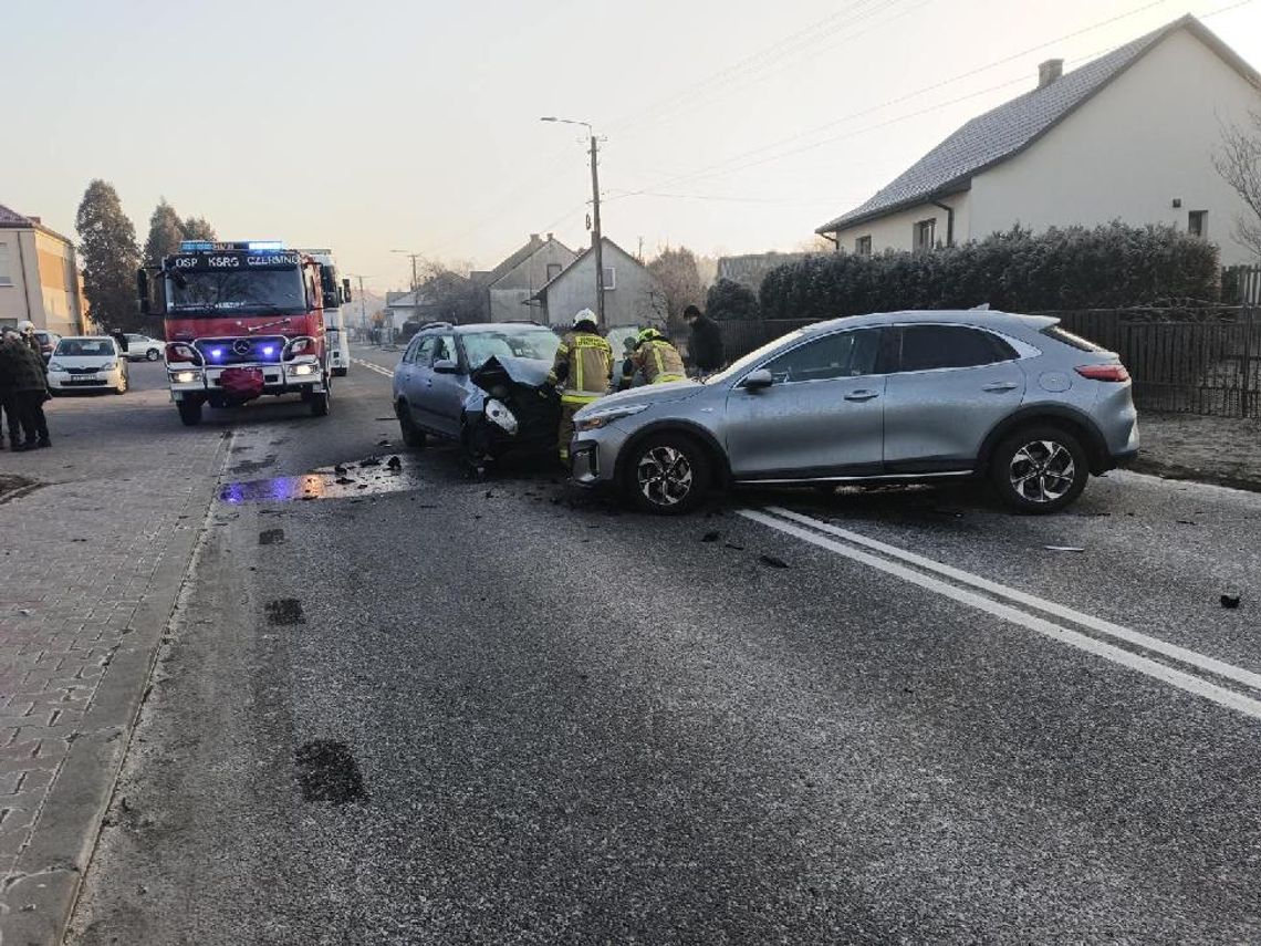 Zderzenie dwóch aut na DK42 – droga zablokowana