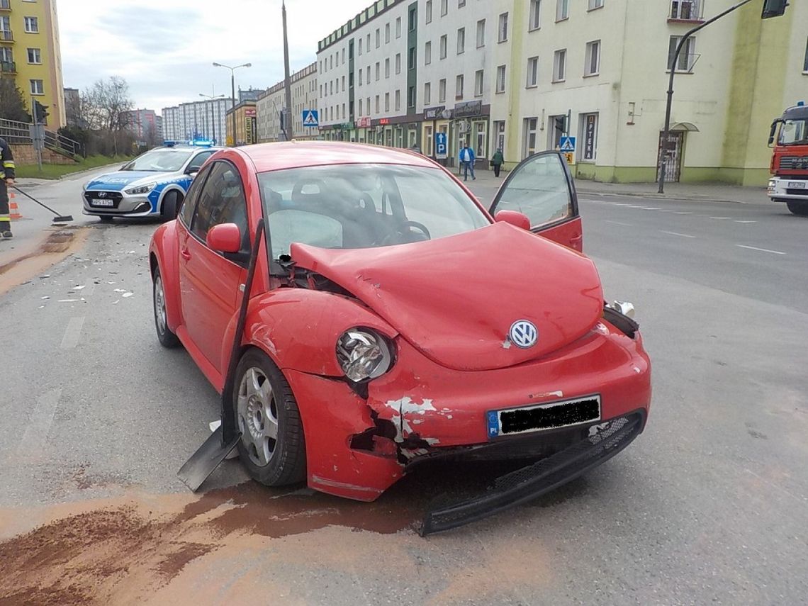 Zderzenie dwóch aut na skrzyżowaniu ulic Piłsudskiego i Norwida