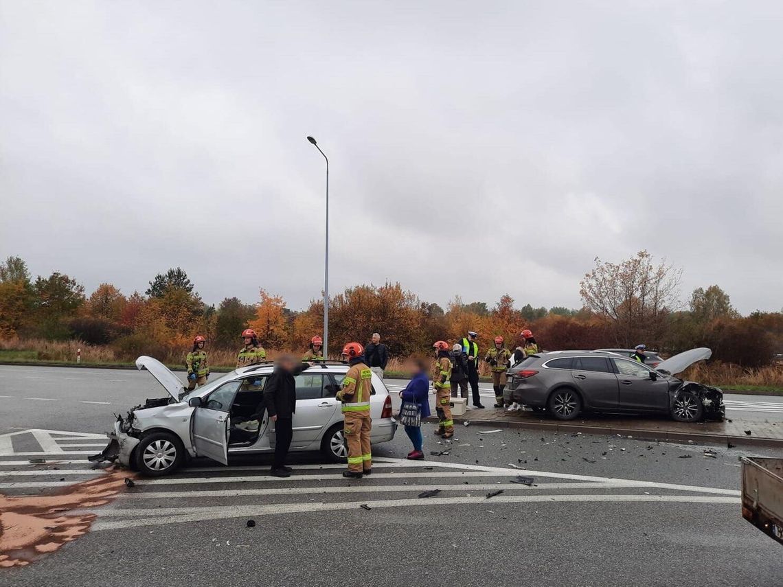 Zderzenie dwóch samochodów osobowych. Są poszkodowani