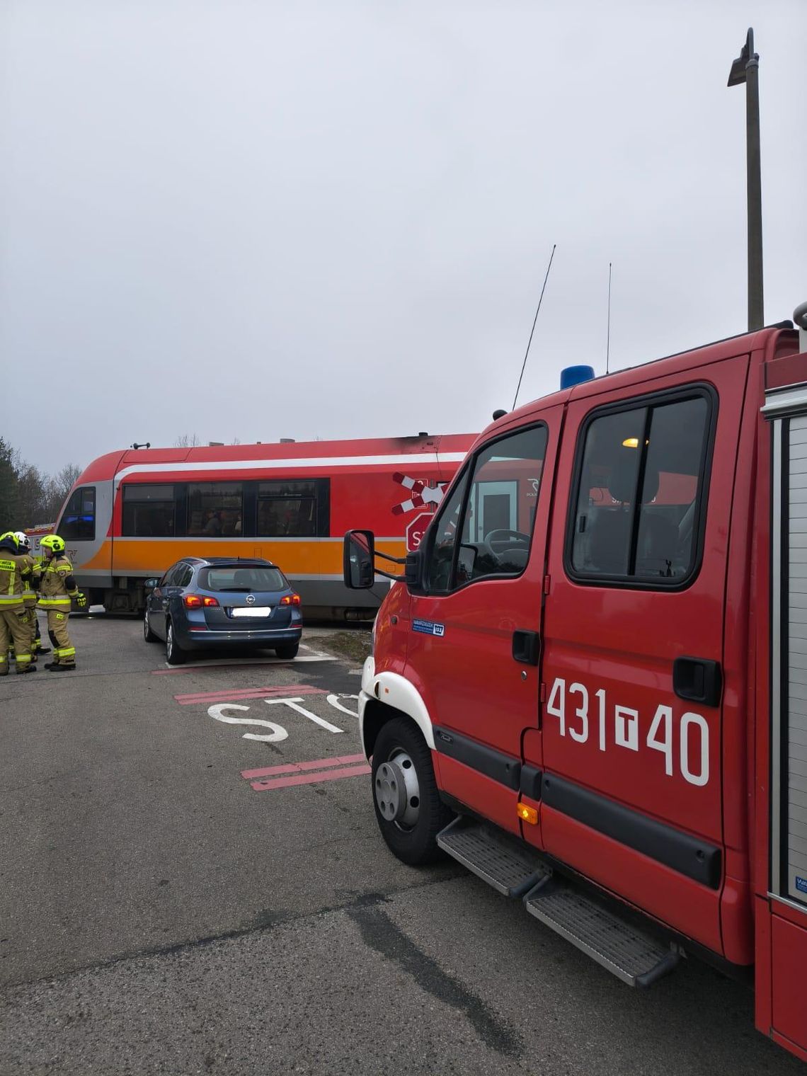 Zderzenie samochodu z pociągiem - na szczęście nikt nie ucierpiał Zderzenie samochodu z pociągiem - na szczęście nikt nie ucierpiał