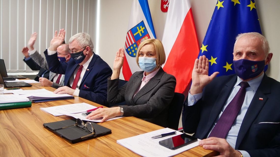 Ze wsparcia unijnego skorzysta najstarsze i najmłodsze pokolenie mieszkańców naszego regionu Ze wsparcia unijnego skorzysta najstarsze i najmłodsze pokolenie mieszkańców naszego regionu